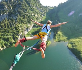 开云体育中国官网-法网翻盘精神点燃蒙特卡洛，梅德韦杰夫的逆袭与赛场燃烧的意志