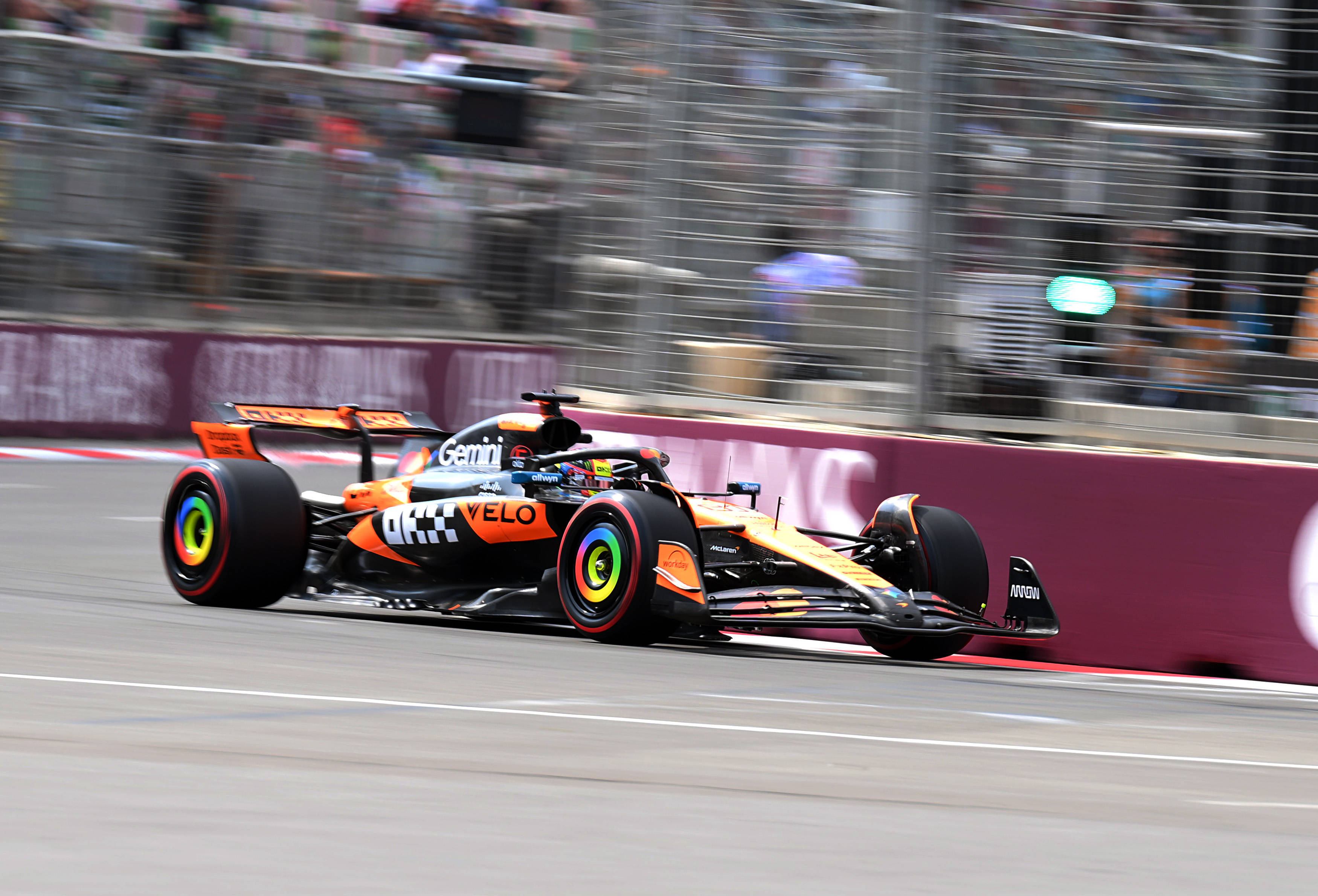 迈凯伦险胜雷诺车队，勒克莱尔惊艳四座