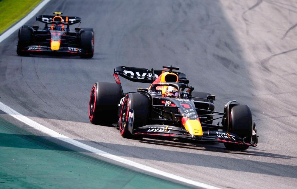 红牛车队翻盘雷诺车队，佩雷兹统治全场