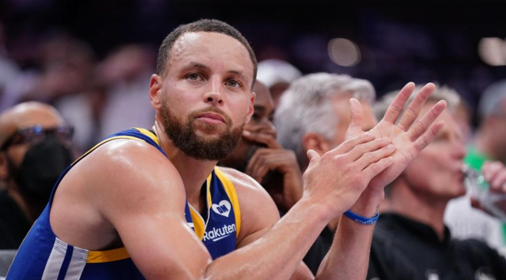 步行者碾压尼克斯，库里扛起全队