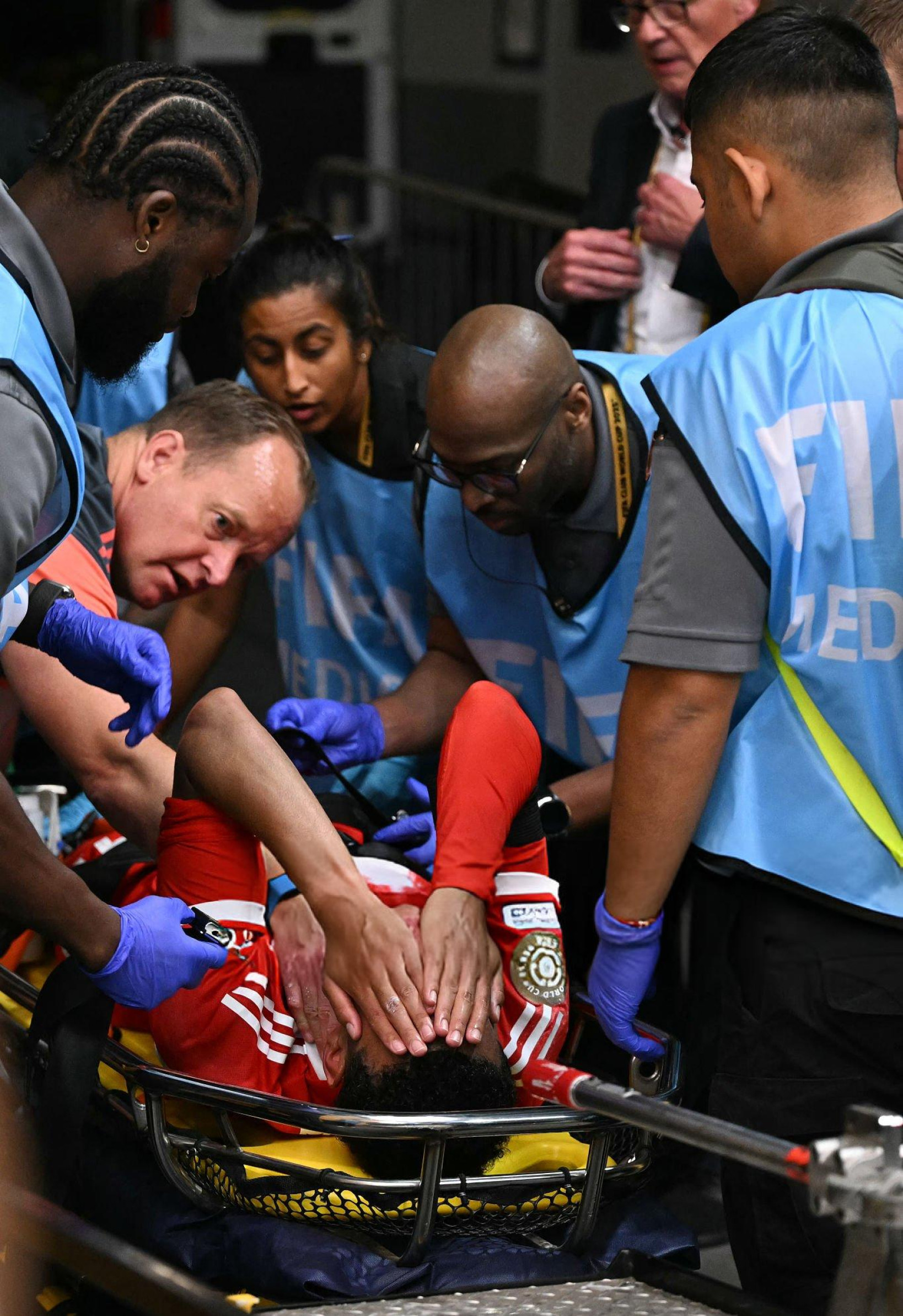 哥伦比亚完胜马赛，穆勒刷新纪录