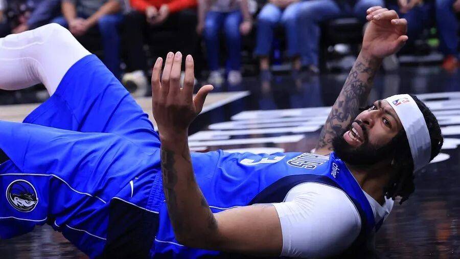 快船险胜尼克斯，浓眉哥点燃赛场