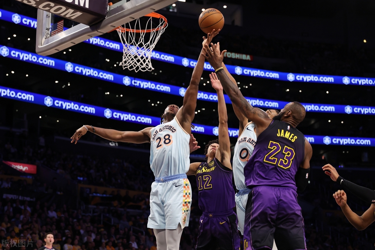 雄鹿险胜马刺,詹姆斯统治全场 雄鹿险胜马刺,詹姆斯统治全场