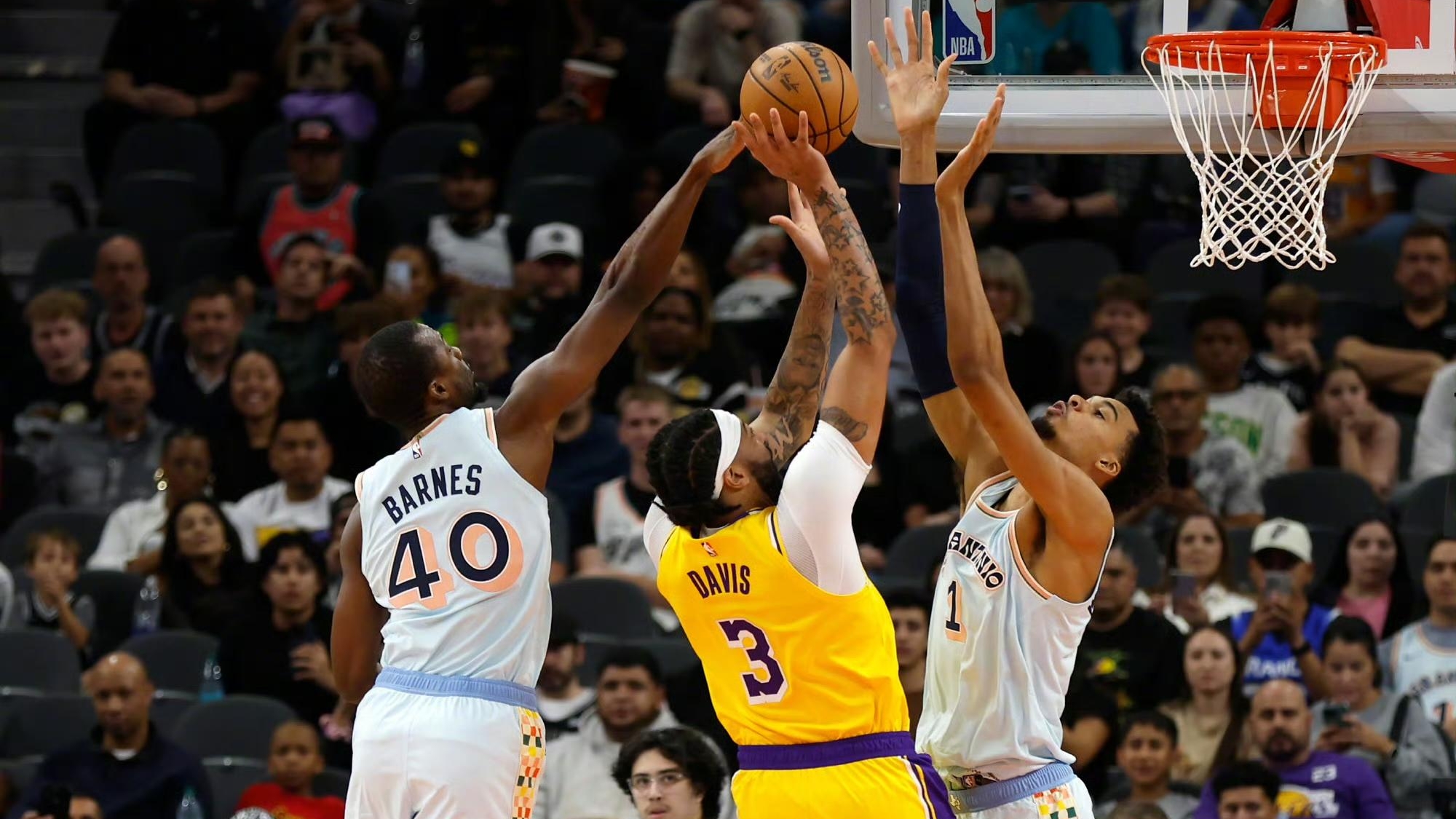 雄鹿险胜马刺,詹姆斯统治全场 雄鹿险胜马刺,詹姆斯统治全场