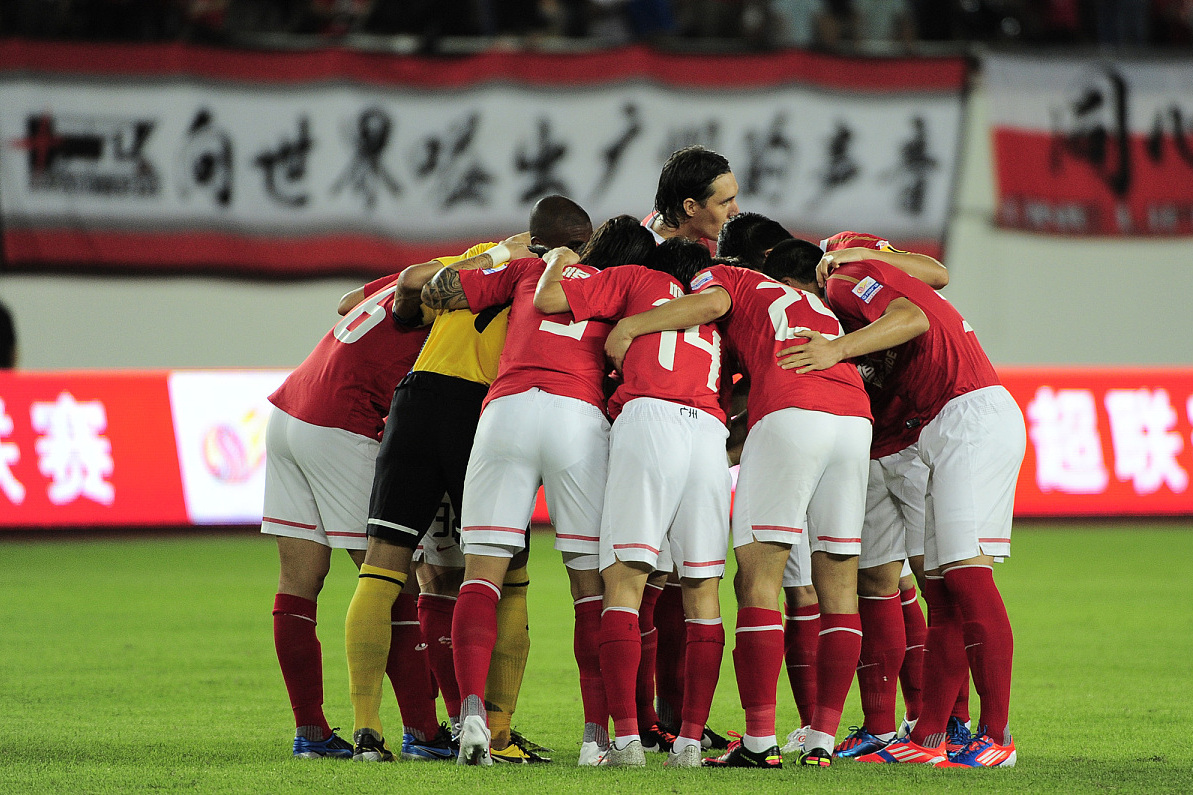 中国女足比赛落下帷幕，球迷们依依不舍地告别