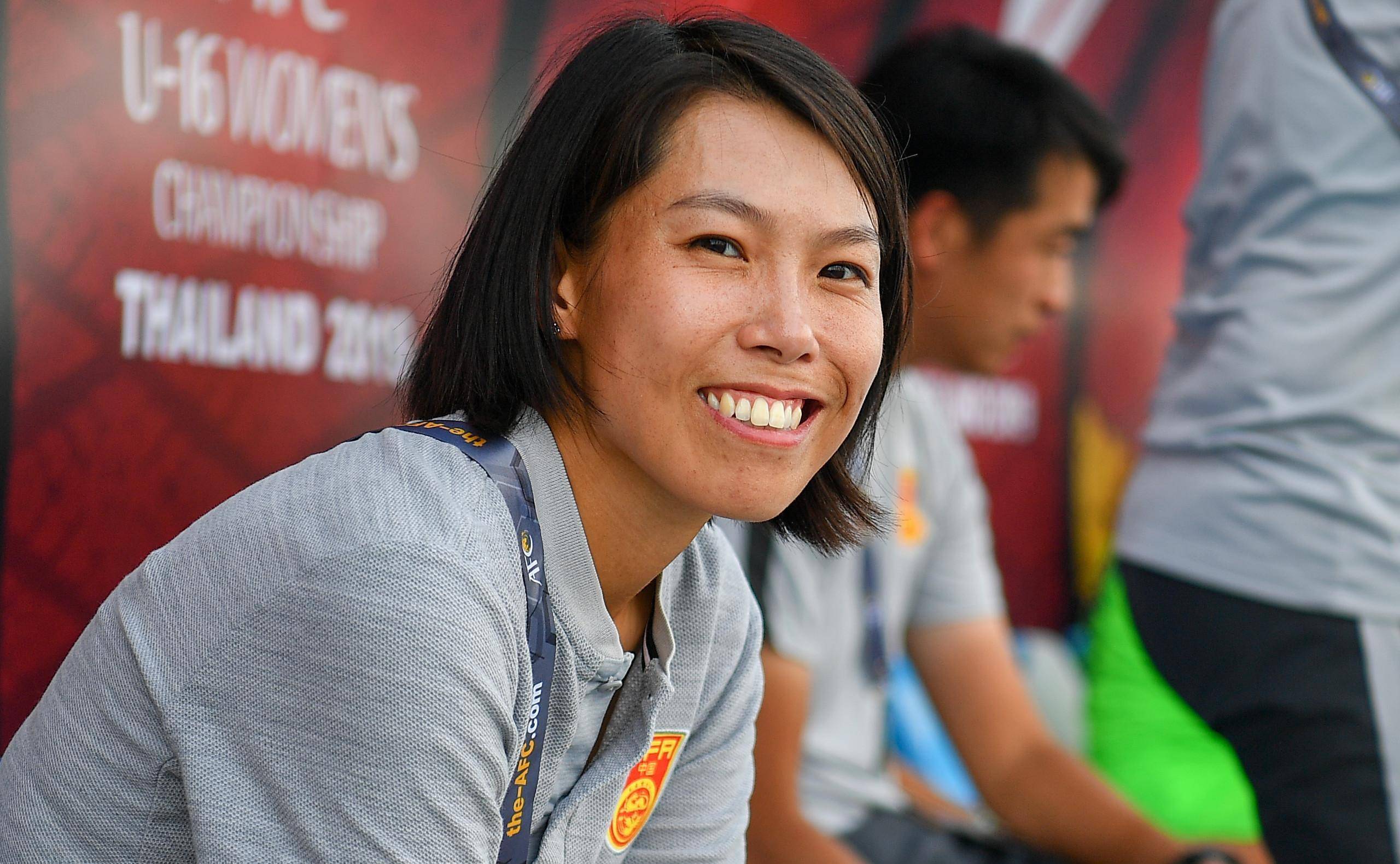 中国女足比赛落下帷幕，球迷们依依不舍地告别