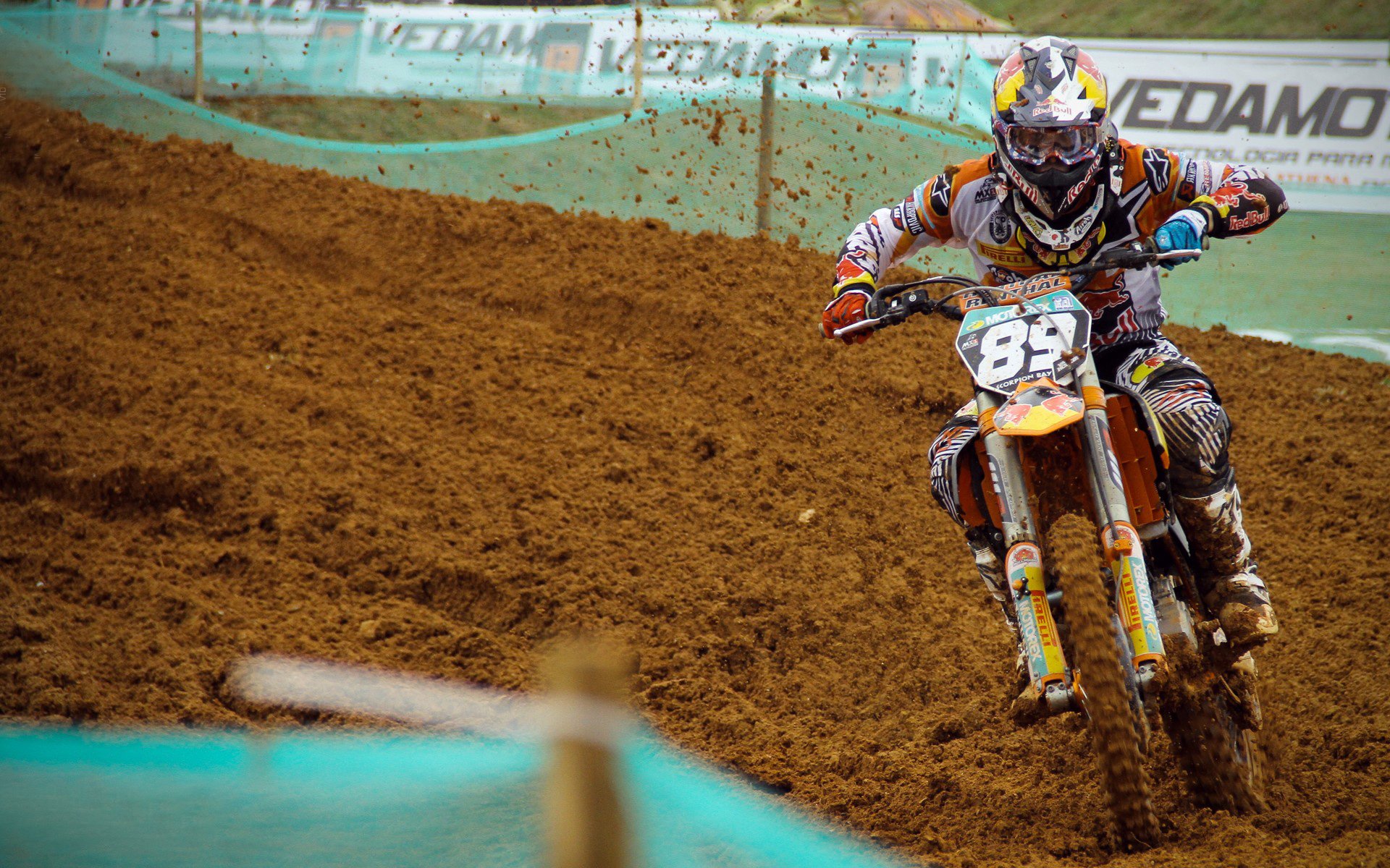 赛道上的心跳,法拉利险胜红牛二队,汉密尔顿再创历史