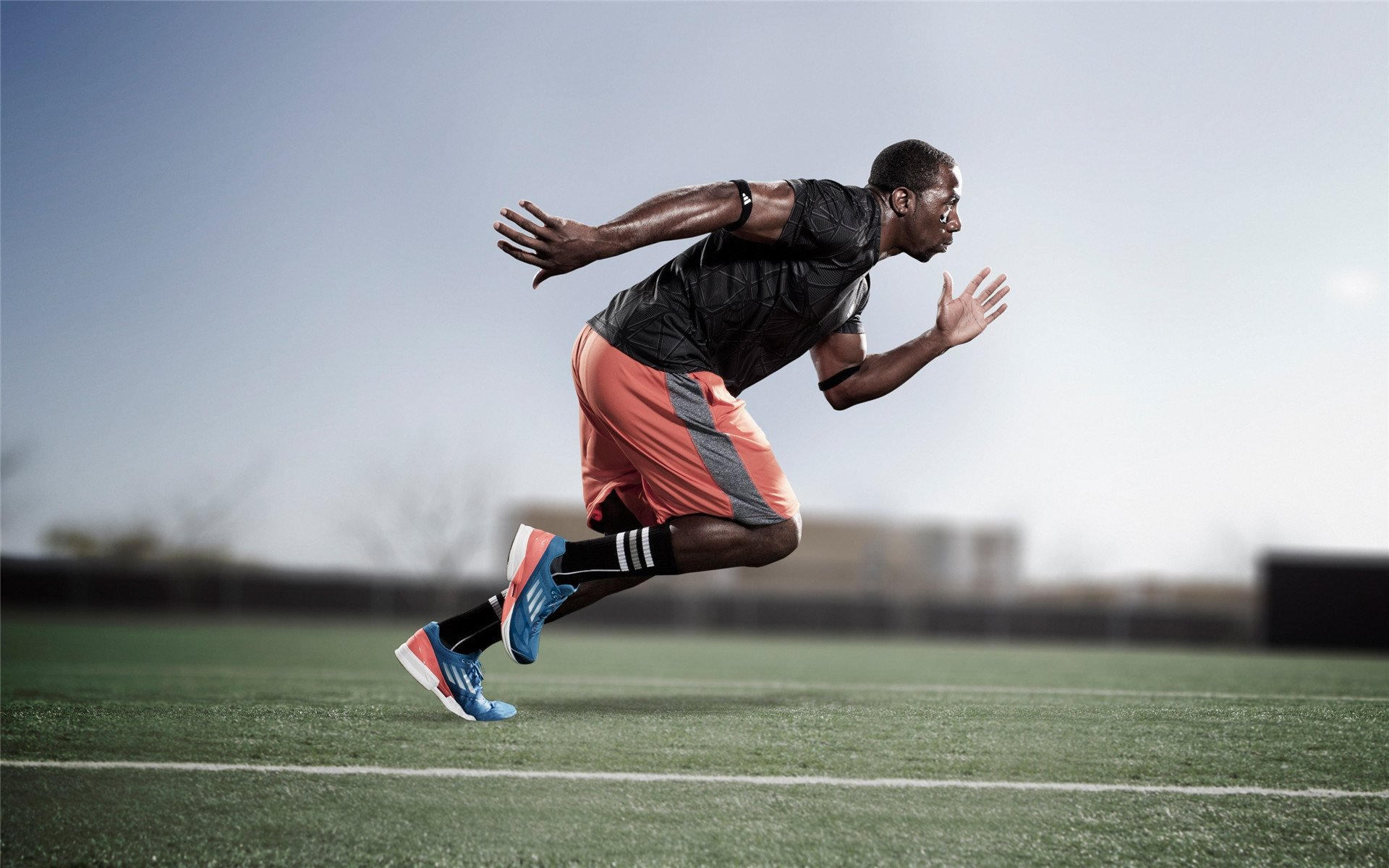 F1新赛季揭幕战之夜,托尼如何用存在感改写赛道叙事