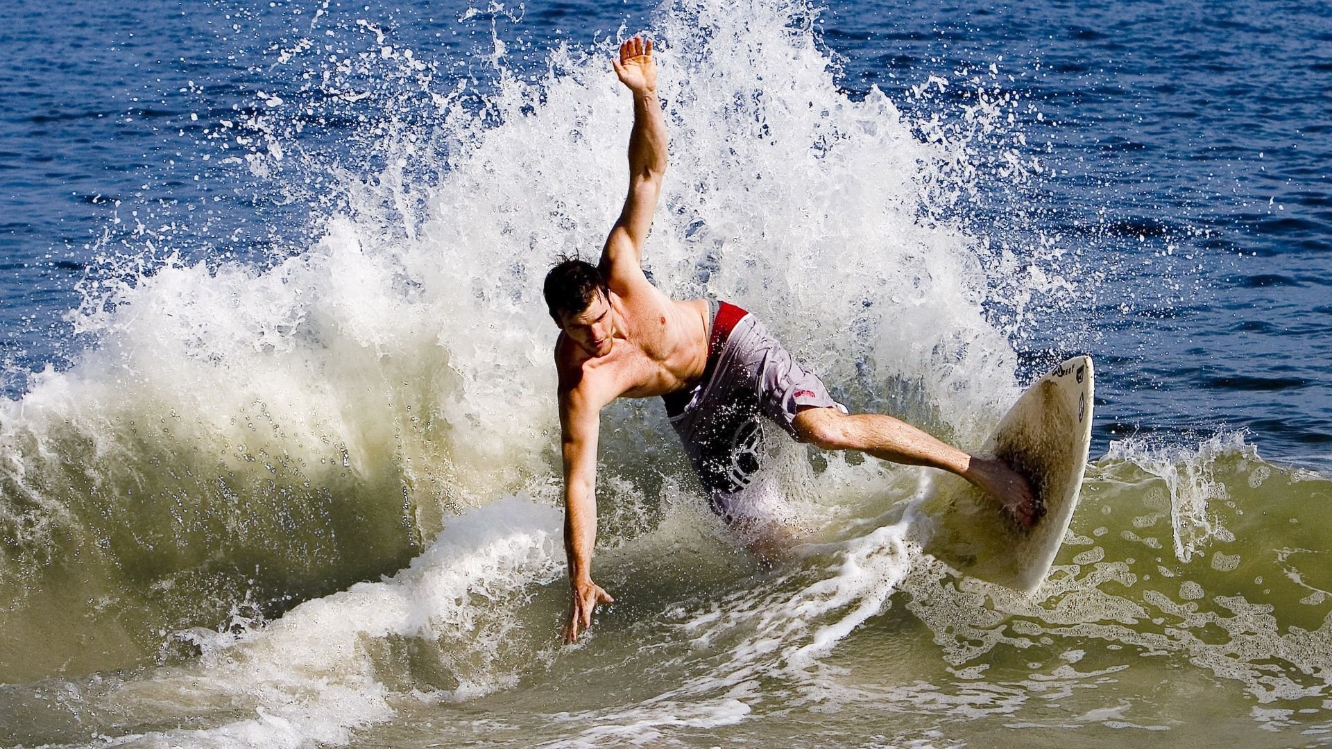 南美风暴席卷安联，恩佐一锤定音，拜仁闪电战击溃哥伦比亚